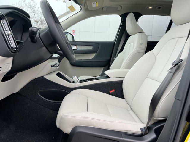 new 2025 Volvo XC40 car, priced at $40,000