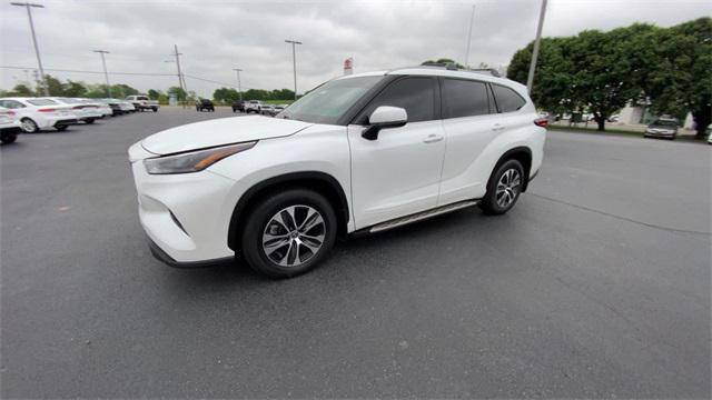 used 2022 Toyota Highlander car, priced at $37,899