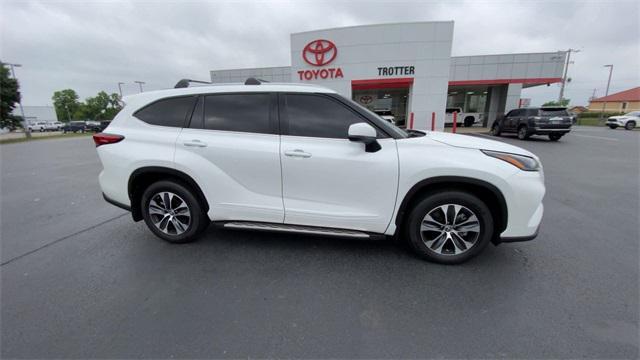 used 2022 Toyota Highlander car, priced at $37,899