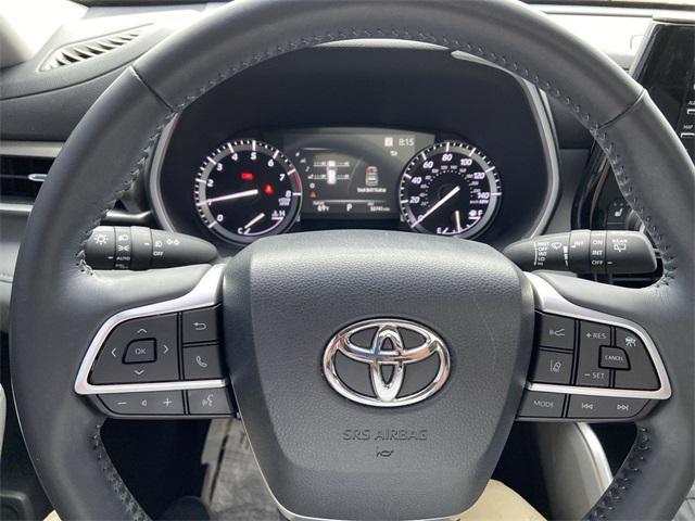 used 2022 Toyota Highlander car, priced at $37,899