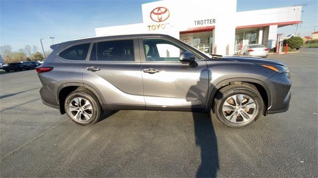 used 2024 Toyota Highlander car, priced at $43,495