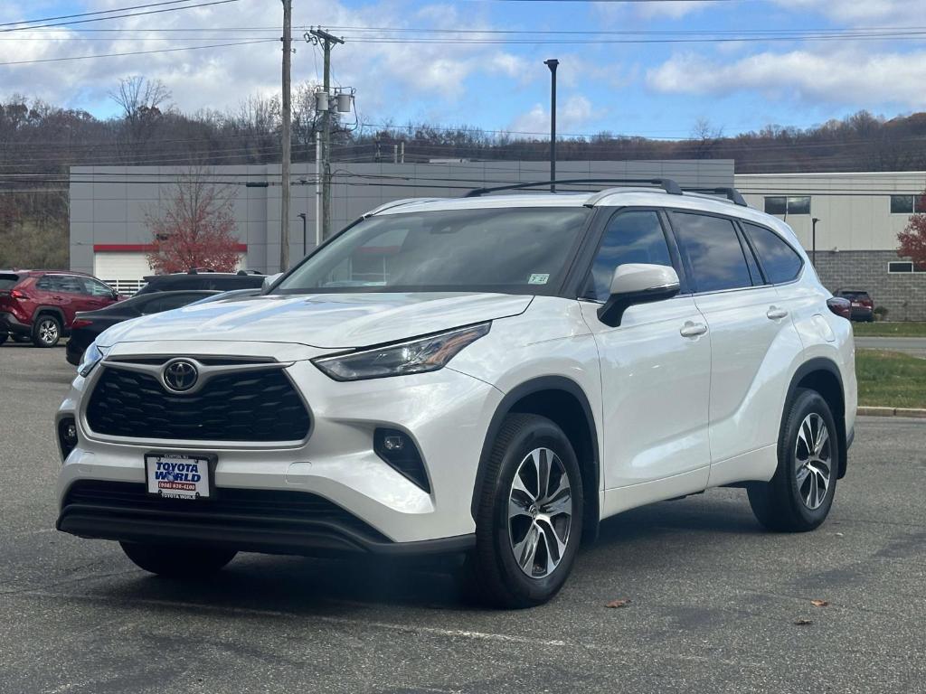 used 2022 Toyota Highlander car, priced at $36,999