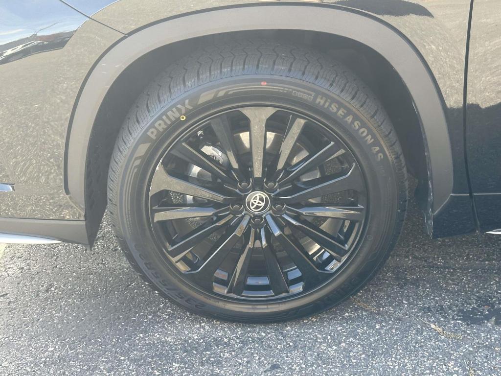 used 2023 Toyota Highlander car, priced at $40,499