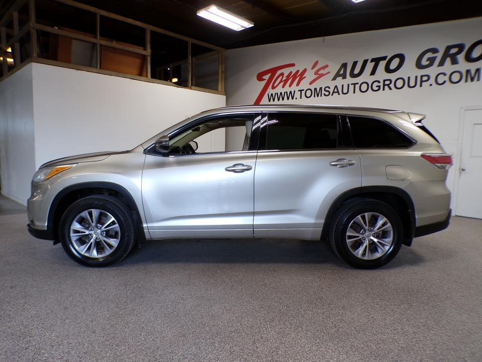 used 2015 Toyota Highlander car, priced at $11,995
