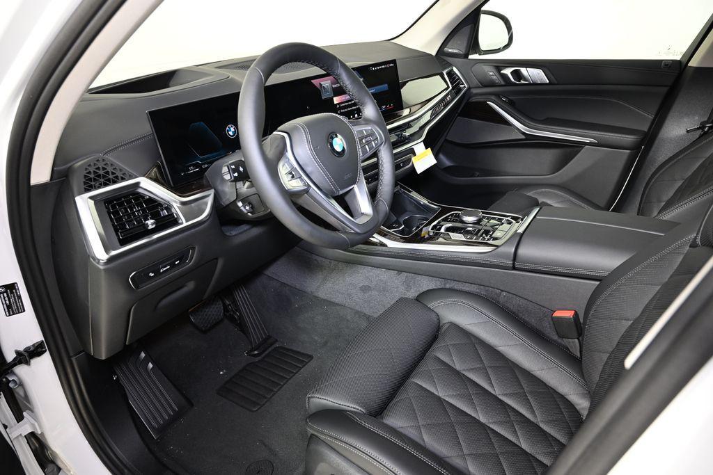 new 2026 BMW X7 car, priced at $93,625