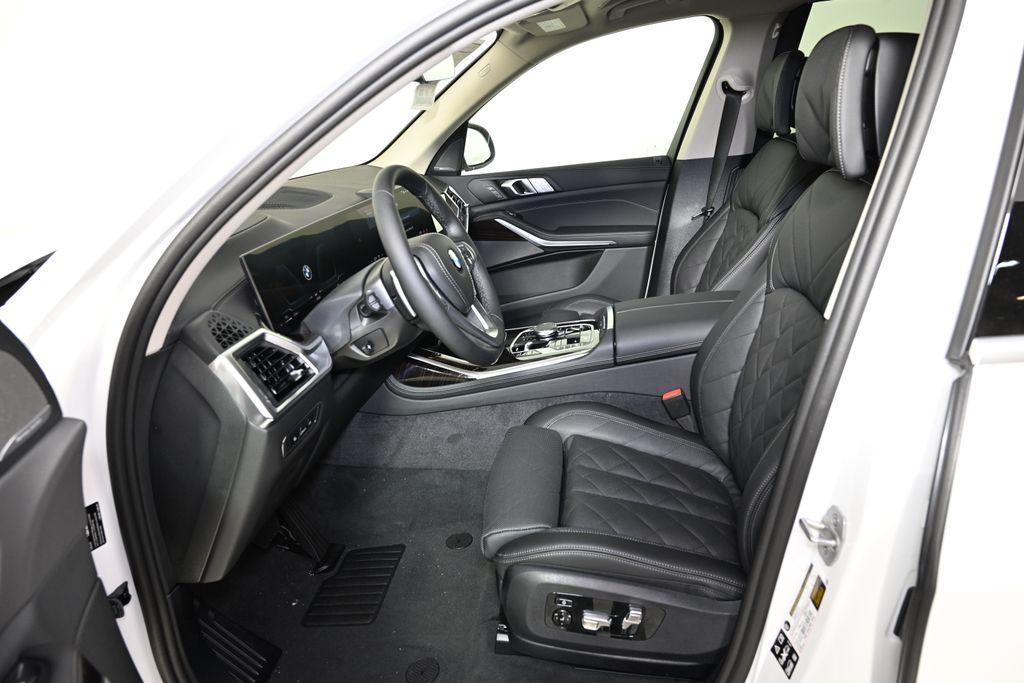 new 2026 BMW X7 car, priced at $93,625