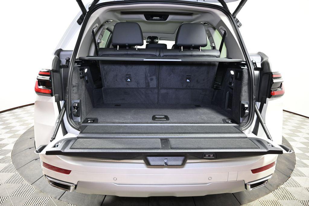 new 2026 BMW X7 car, priced at $93,625