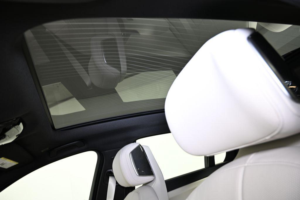 new 2026 BMW 760 car, priced at $136,385