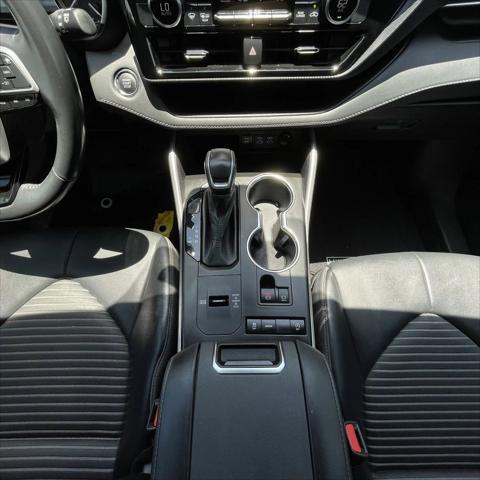 used 2022 Toyota Highlander car, priced at $29,794