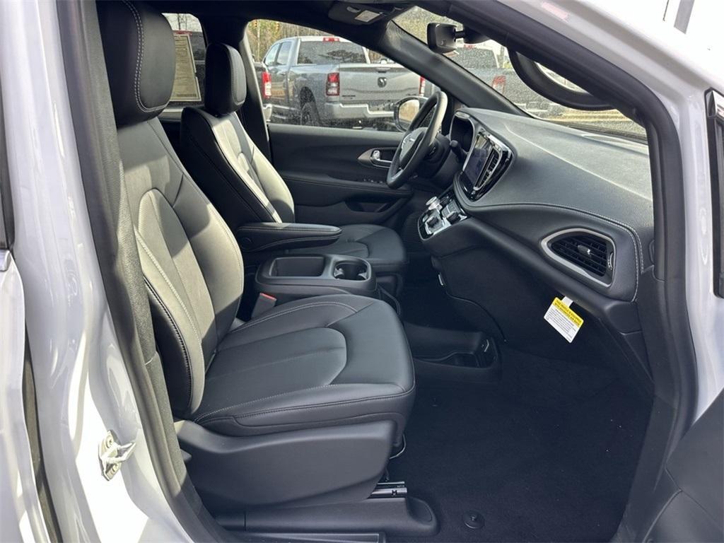 new 2025 Chrysler Pacifica car, priced at $42,995