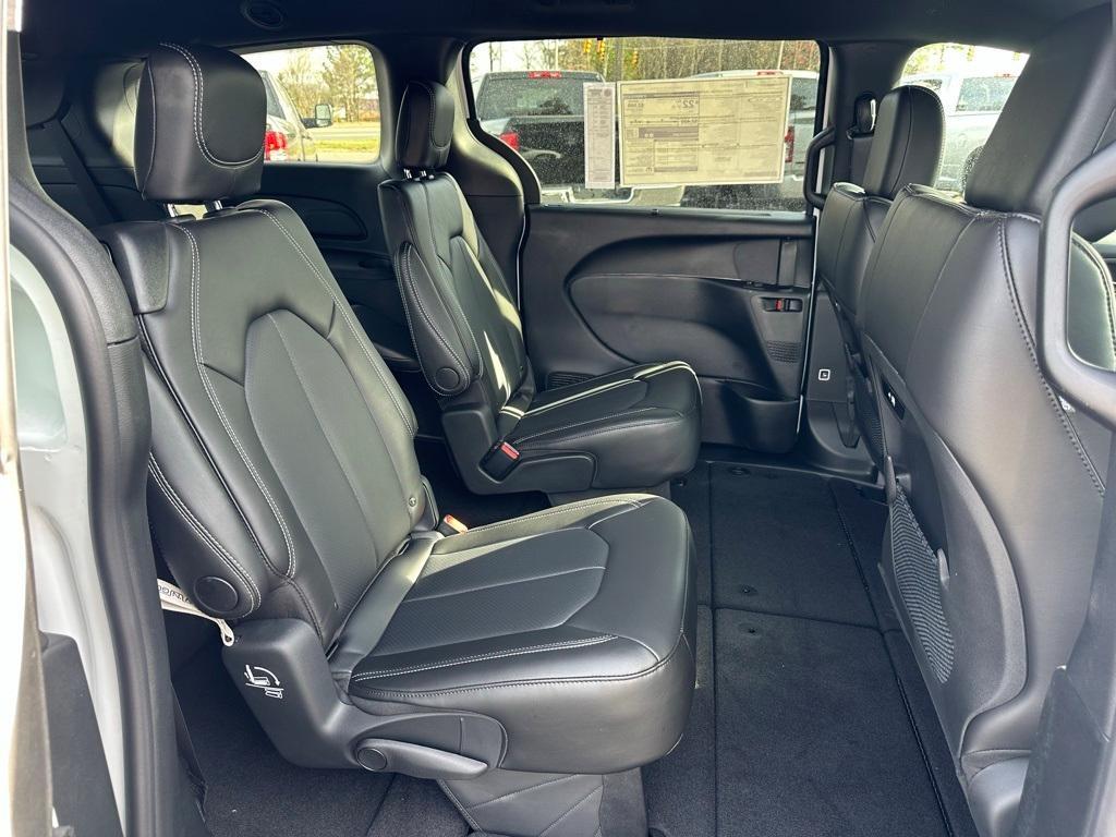 new 2025 Chrysler Pacifica car, priced at $39,995
