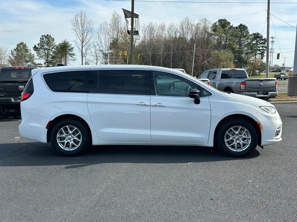new 2025 Chrysler Pacifica car, priced at $39,995