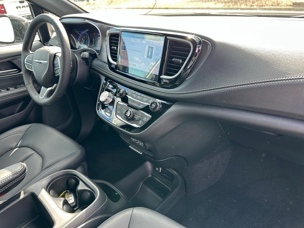 new 2025 Chrysler Pacifica car, priced at $39,995