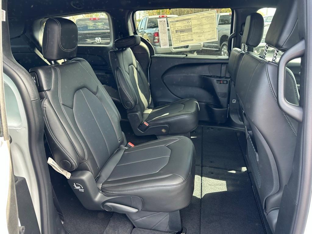 new 2025 Chrysler Pacifica car, priced at $39,995
