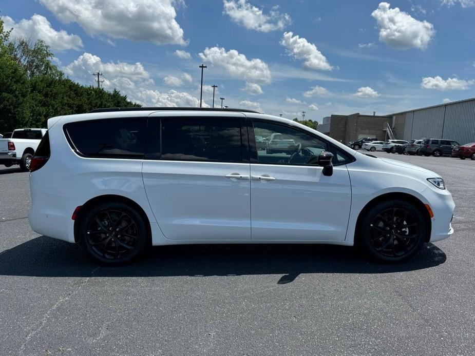 new 2024 Chrysler Pacifica car, priced at $40,095