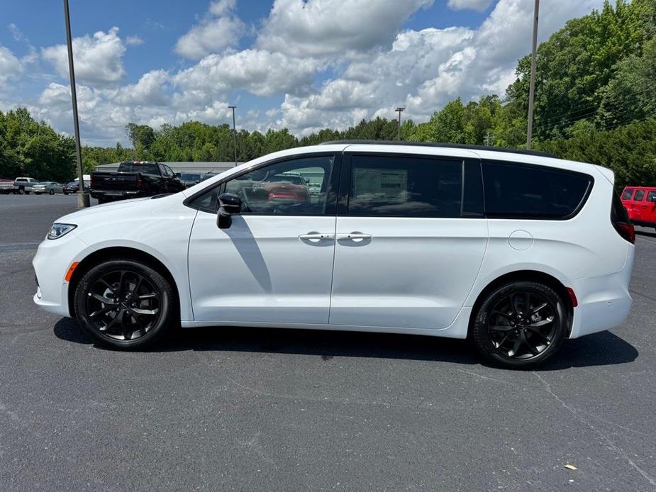 new 2024 Chrysler Pacifica car, priced at $40,095