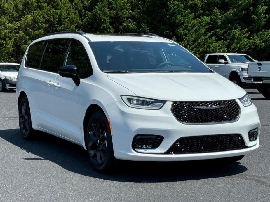 new 2024 Chrysler Pacifica car, priced at $40,095