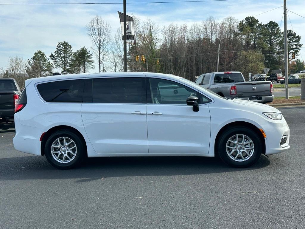 new 2025 Chrysler Pacifica car, priced at $39,995