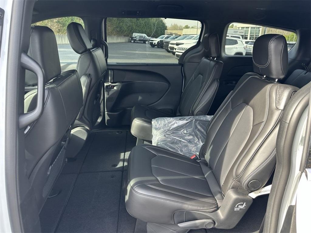 new 2025 Chrysler Pacifica car, priced at $40,995