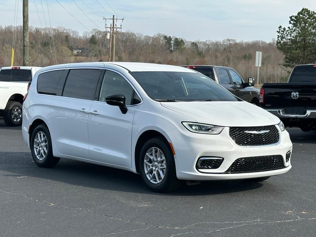 new 2025 Chrysler Pacifica car, priced at $39,995