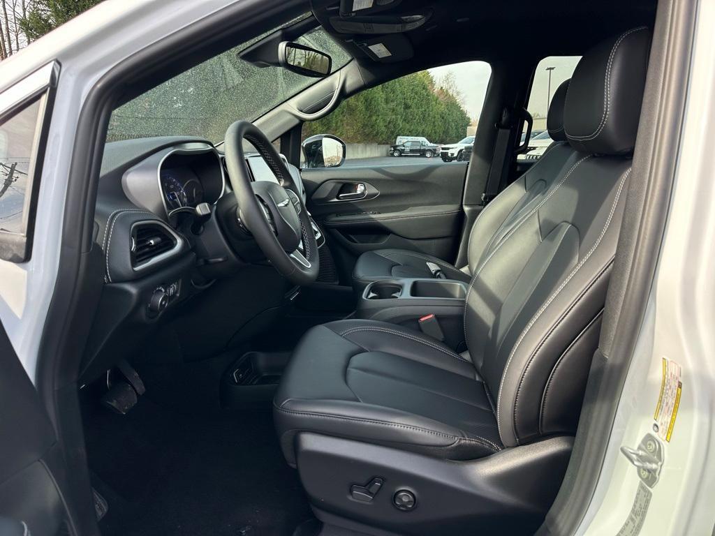 new 2025 Chrysler Pacifica car, priced at $39,995
