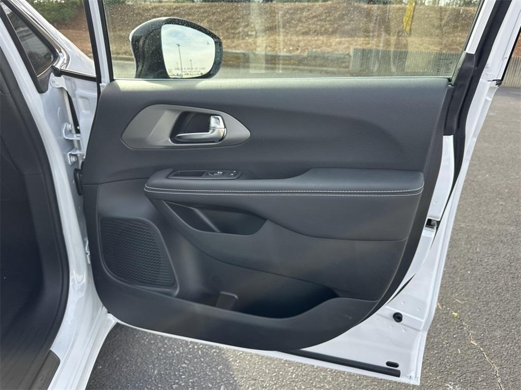 new 2025 Chrysler Pacifica car, priced at $40,995