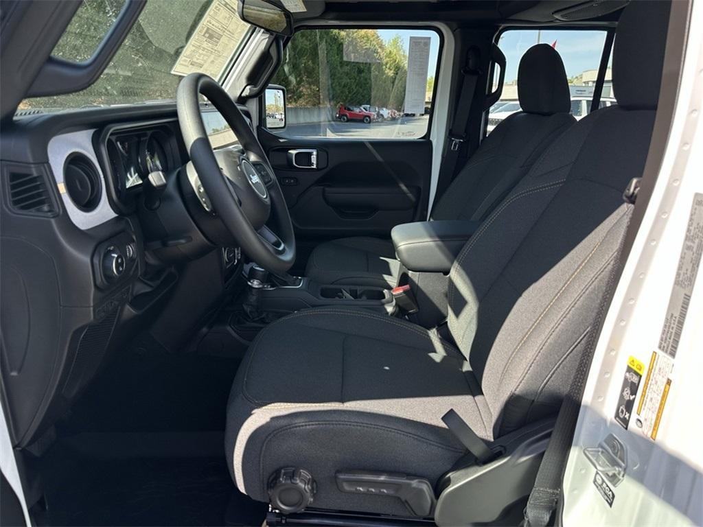 new 2025 Jeep Gladiator car, priced at $38,036