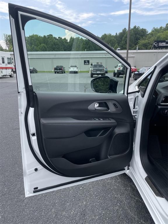 new 2025 Chrysler Pacifica car, priced at $39,995