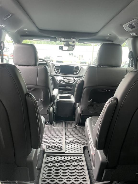 new 2025 Chrysler Pacifica car, priced at $39,995