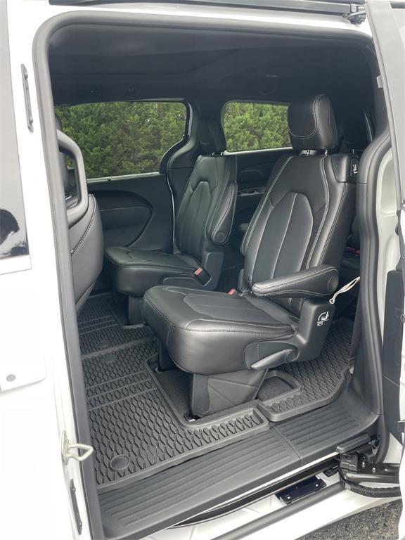 new 2025 Chrysler Pacifica car, priced at $39,995