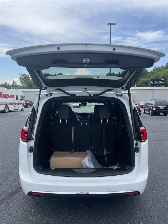 new 2025 Chrysler Pacifica car, priced at $39,995
