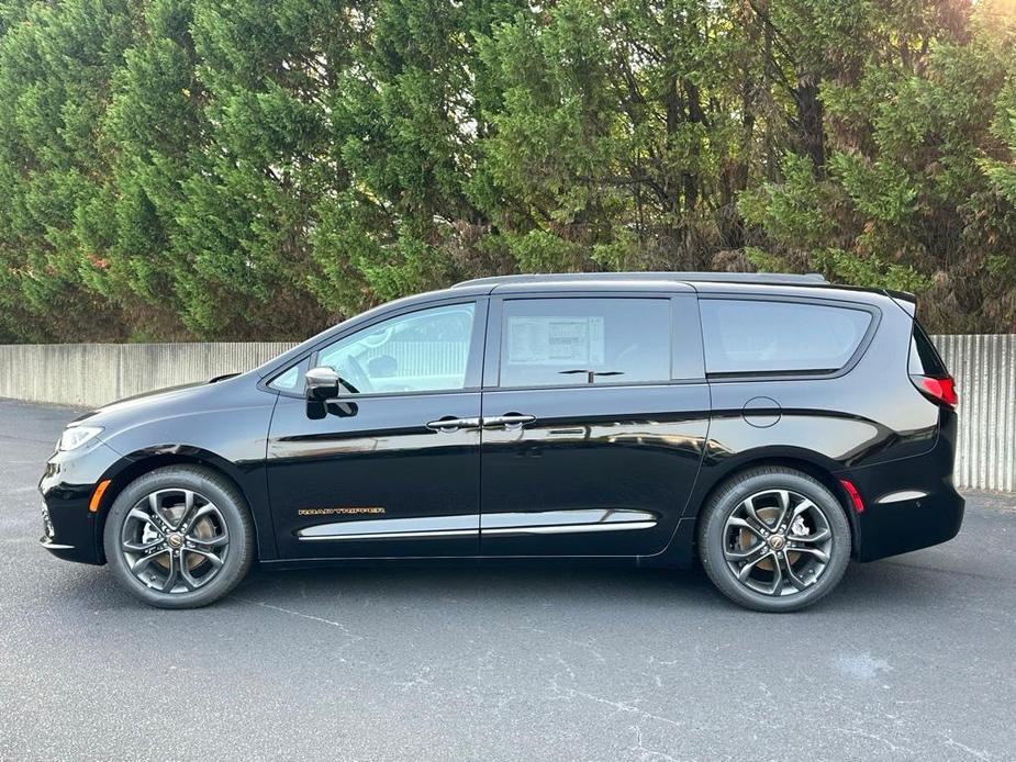 new 2024 Chrysler Pacifica car, priced at $38,395