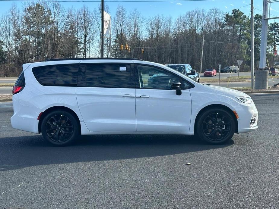 new 2024 Chrysler Pacifica car, priced at $41,595