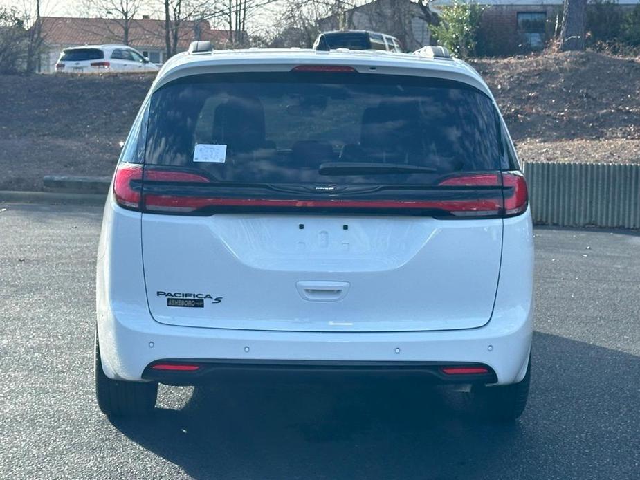 new 2024 Chrysler Pacifica car, priced at $41,595