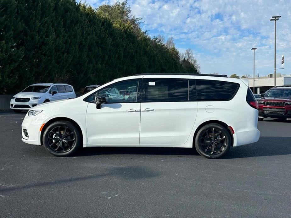 new 2024 Chrysler Pacifica car, priced at $41,595