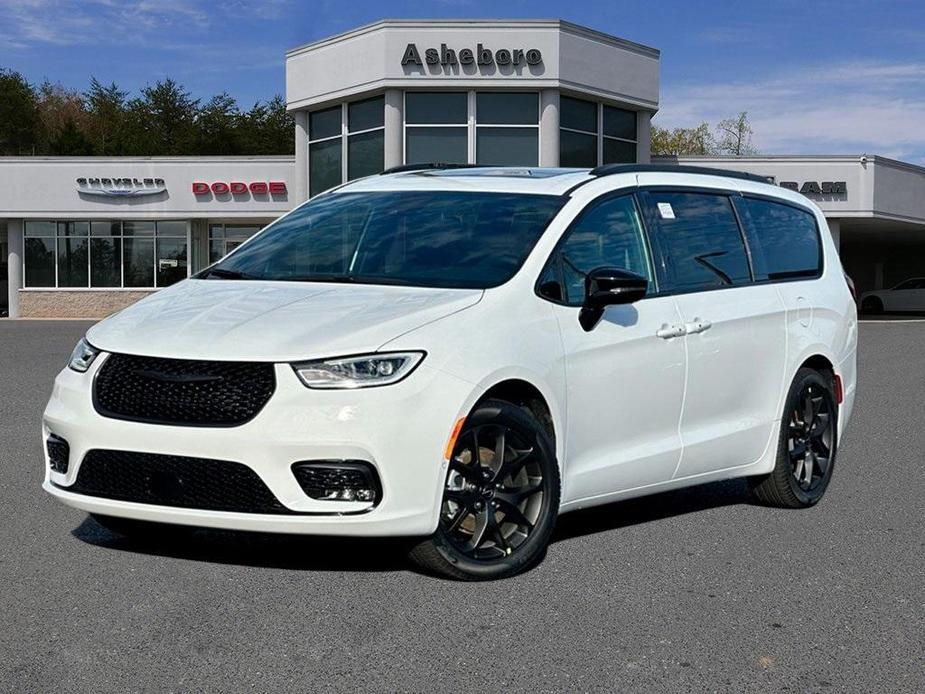 new 2024 Chrysler Pacifica car, priced at $41,595