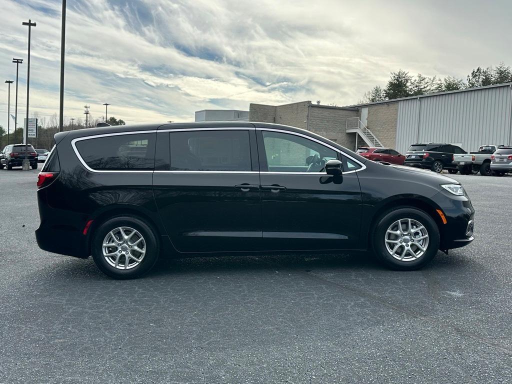 new 2025 Chrysler Pacifica car, priced at $38,435