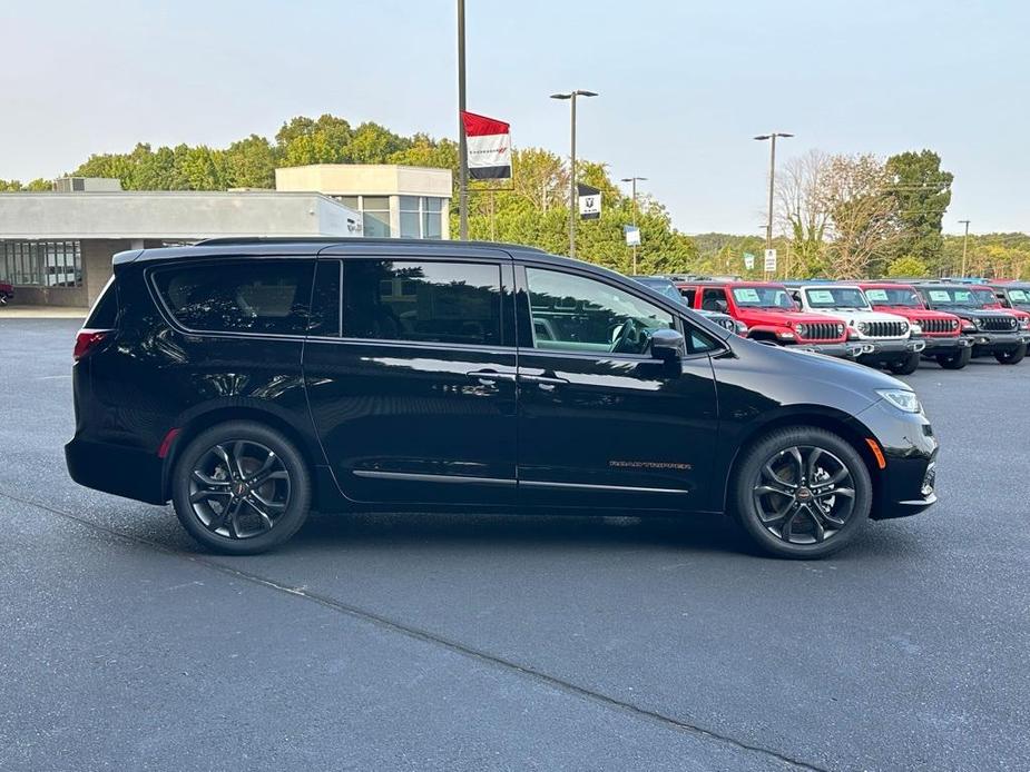 new 2024 Chrysler Pacifica car, priced at $35,895