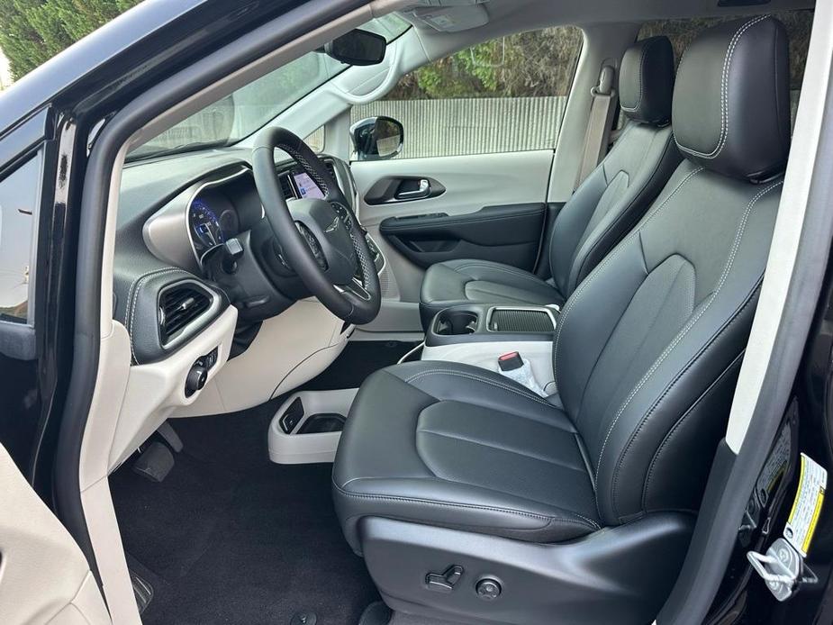 new 2024 Chrysler Pacifica car, priced at $35,895