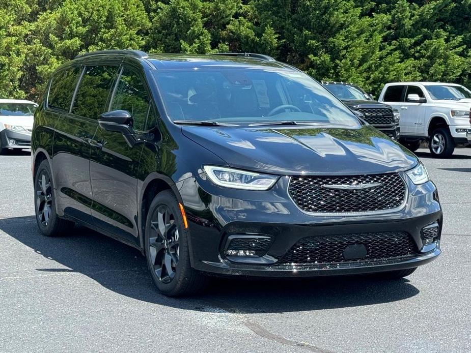 new 2024 Chrysler Pacifica car, priced at $40,095