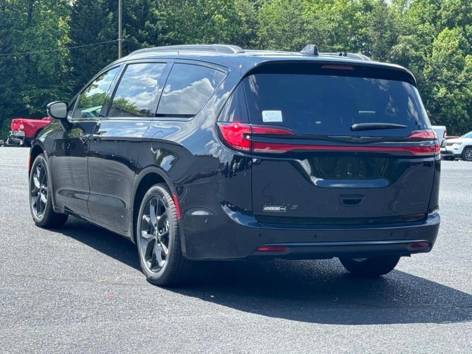 new 2024 Chrysler Pacifica car, priced at $40,095