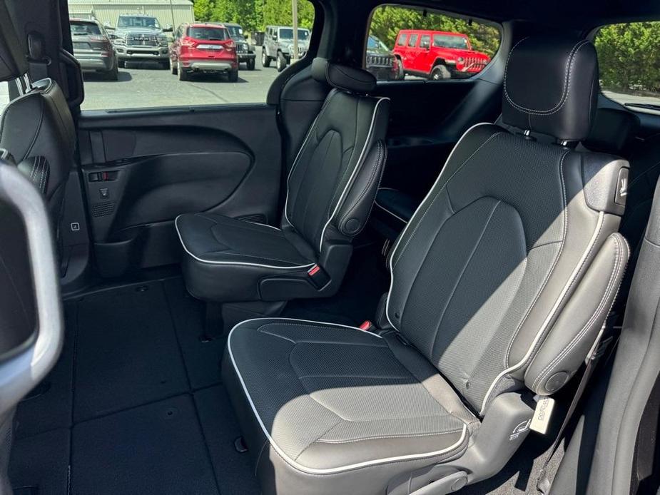 new 2024 Chrysler Pacifica car, priced at $40,095