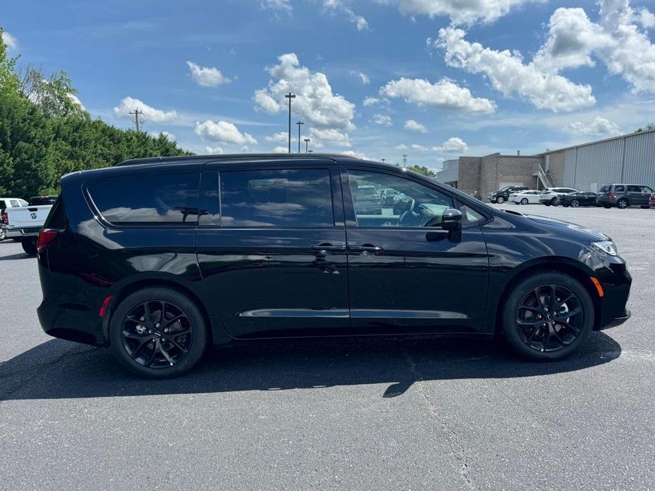 new 2024 Chrysler Pacifica car, priced at $40,095