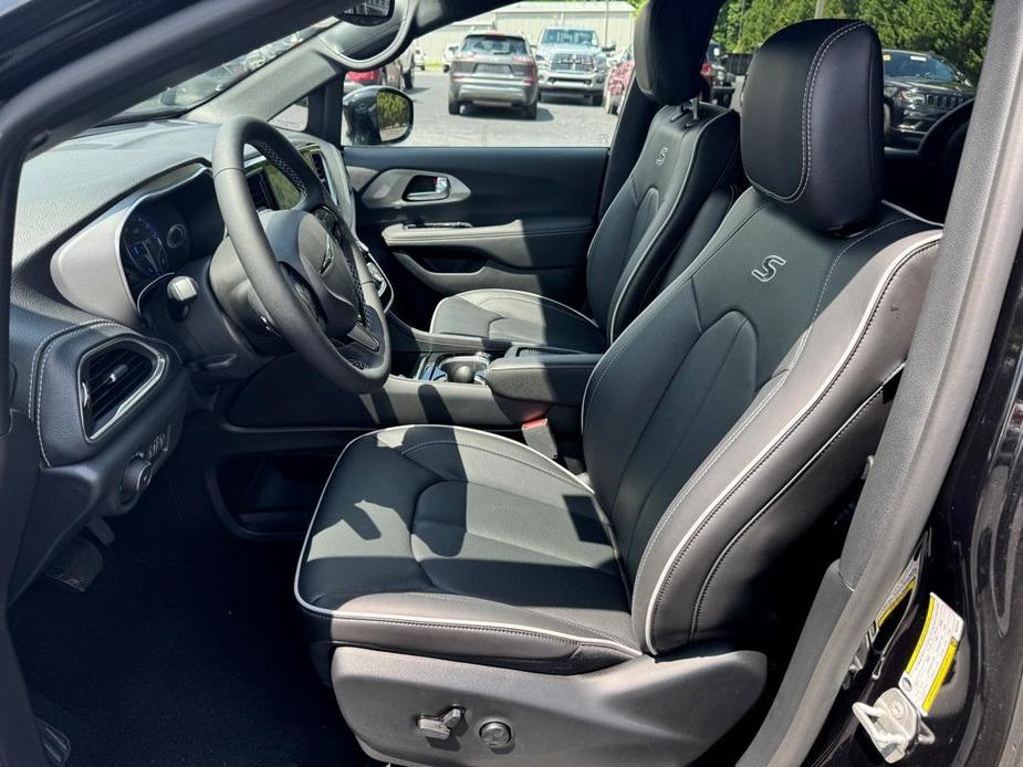 new 2024 Chrysler Pacifica car, priced at $40,095