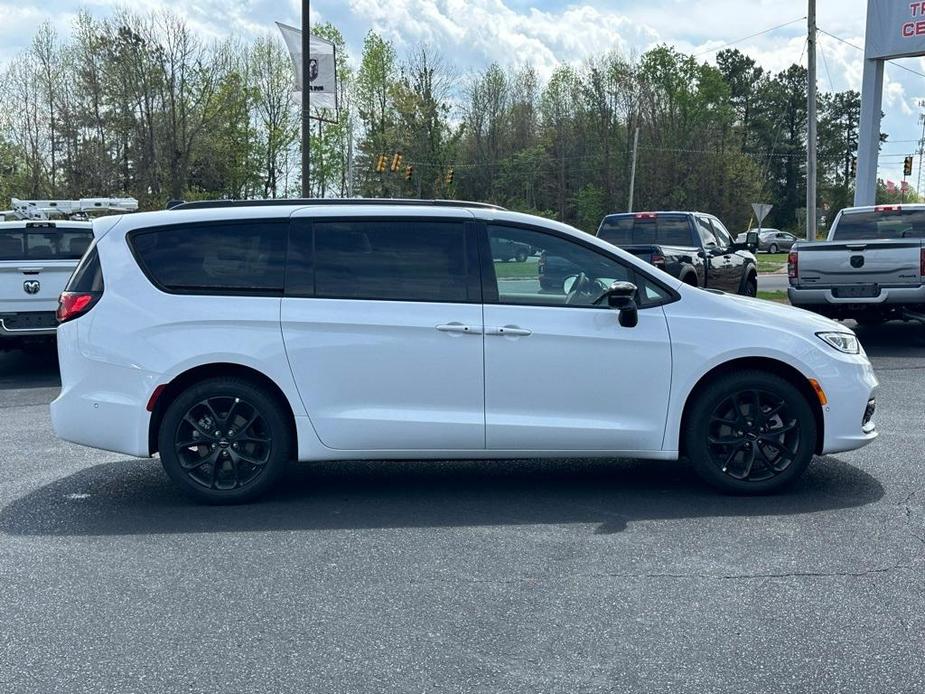 new 2024 Chrysler Pacifica car, priced at $44,895