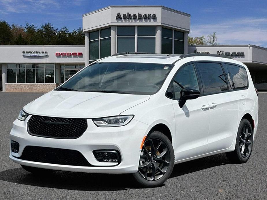 new 2024 Chrysler Pacifica car, priced at $44,895