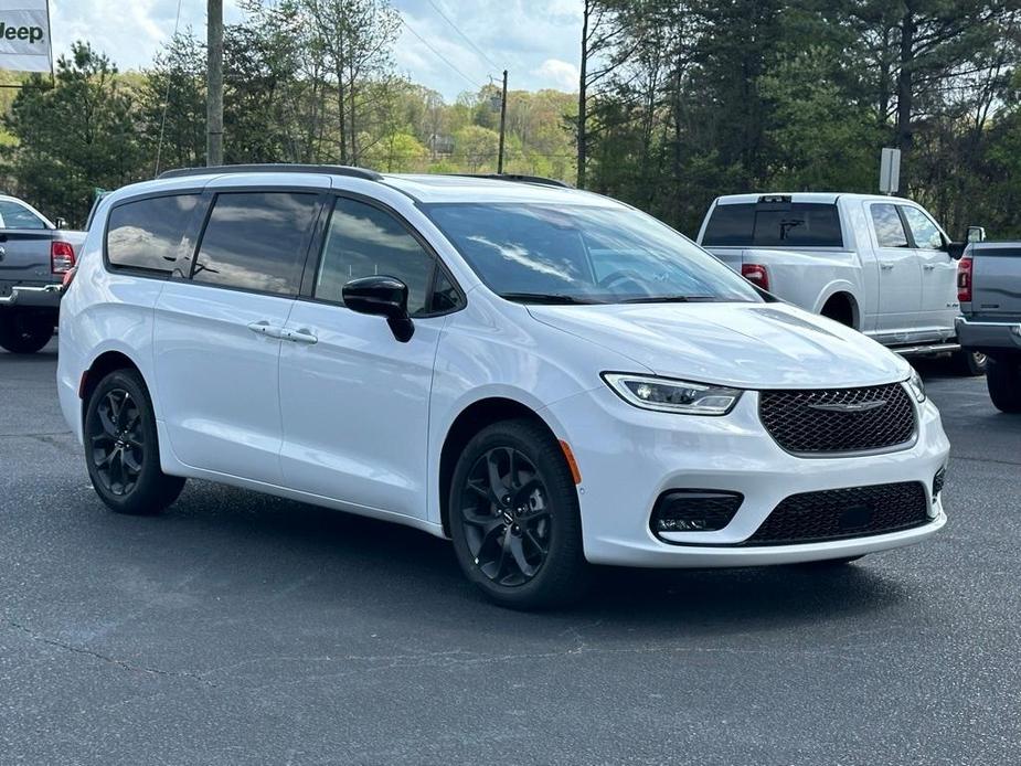 new 2024 Chrysler Pacifica car, priced at $44,895