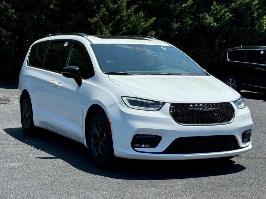 new 2024 Chrysler Pacifica Hybrid car, priced at $42,895