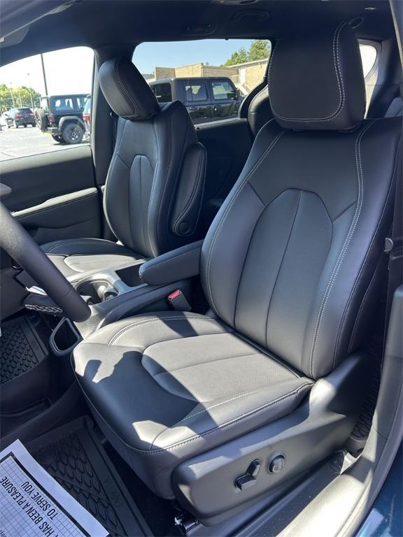 new 2025 Chrysler Pacifica car, priced at $38,215