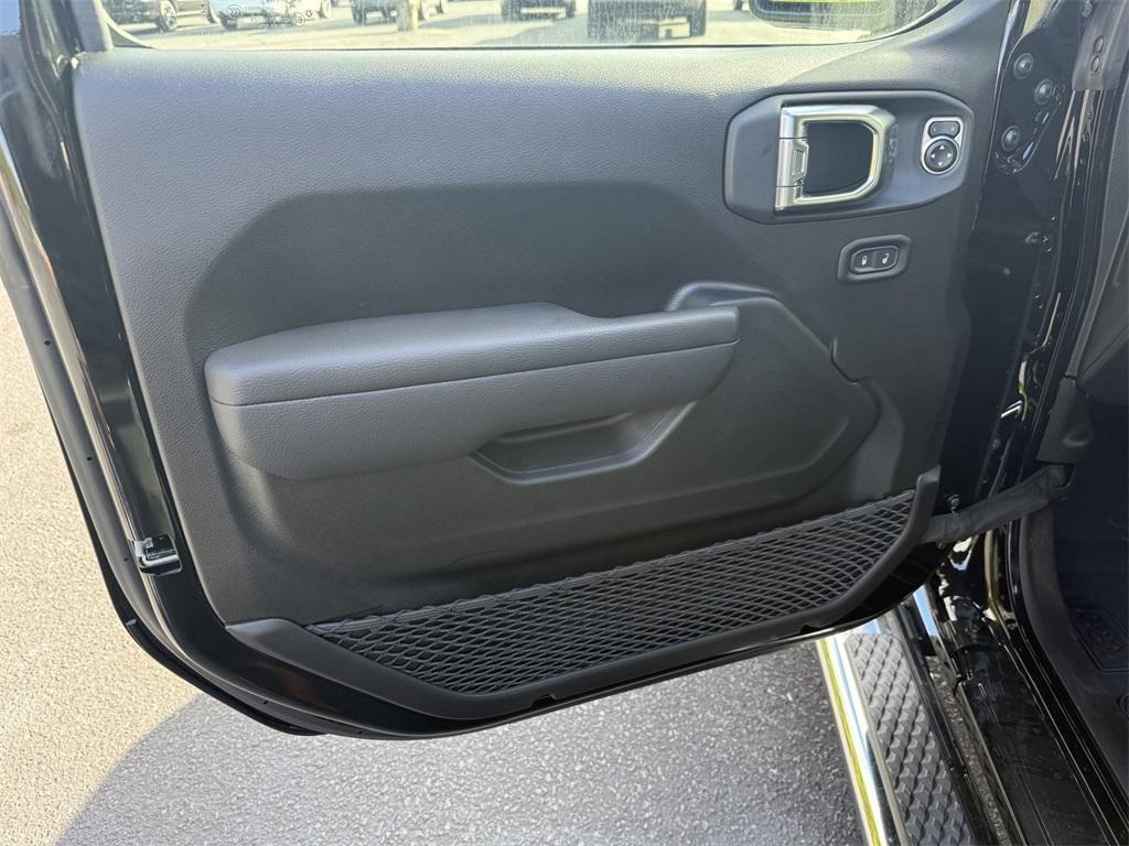 new 2025 Jeep Gladiator car, priced at $40,245